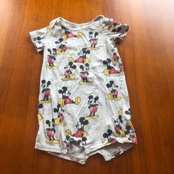 BIG Bundle - 15 Short-Sleeved Shirts / 3 Rompers / 2 Overall Sets / 1 Hoodie - Picture 12 of 15